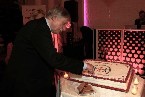Gość Honorowy Janusz Skowron pokroił okolicznościowy tort