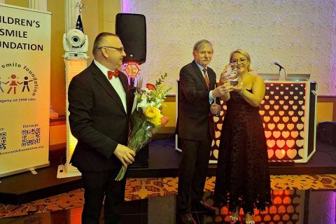 Tytuł Gościa Honorowego Balu Walentynkowego Childrens Smile Foundation otrzymał w tym roku Janusz Skowron (w środku). Kryształową statuetkę wręczyła mu Joanna Gwóźdź, prezes CSF, a kwiaty przekazał Wojciech Maślanka, dyrektor wykonawczy CSF