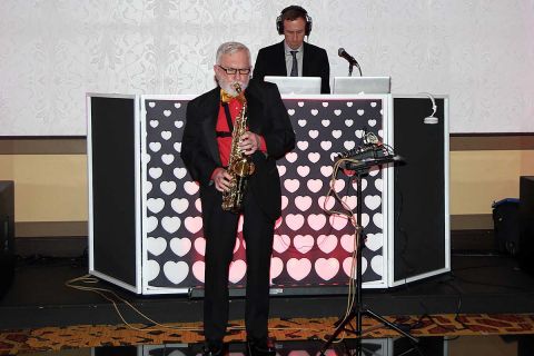 Podczas godziny koktajlowej charytatywnie zagrał światowej sławy saksofonista jazzowy Krzysztof Medyna